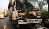 Xe tải bể nát đầu.