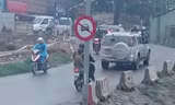 Nhiều xe ô tô bất chấp nguy hiểm vẫn đi vào đường có biển báo cấm.