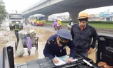 Chiếc xe làm rơi vãi bùn đất ra đường Nguyễn Xiển bị lực lượng thanh tra giao thông xử lý.