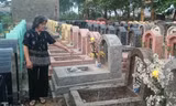 Bà Nguyễn Thị Đức chỉ vào ngôi mộ của gia đình bị kẻ xấu đập vỡ bát hương.