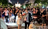 Cầu hôn lãng mạn tại phố đi bộ Nguyễn Huệ