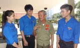 Cựu chiến binh trò chuyện cùng thế hệ trẻ Ảnh: Hòa Hội.