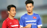 HLV Miura sẽ đợi tin về tình hình hồi phục của Văn Toàn (phải) cho tới trưa nay trước khi gút lại danh sách chính thức. Ảnh: VSI.
