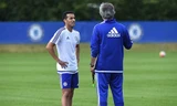 Pedro và HLV Mourinho trên sân tập của Chelsea.