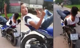 Nam thanh niên điều khiển chiếc xe máy bằng chân trên đường. Ảnh cắt từ video.