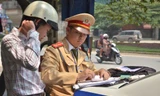 Lực lượng CSGT xử lý người vi phạm lỗi tại ngã tư Tân Xuân - Hoàng Tăng Bí.