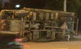 Chiếc xe tải lật nghiêng trên đường.