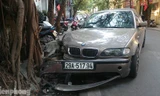 Tài xế thoát chết khi BMV 'trèo' lên cây đa, nổ lốp