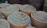 Tiền cổ bán cả chum ở vỉa hè, giá bạc triệu