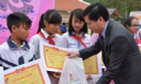 Bí thư T.Ư Đoàn Nguyễn Long Hải trao học bổng Vừ A Dính cho học sinh nghèo có hoàn cảnh khó khăn trên địa bàn huyện Nghi Xuân. 
