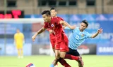 Thái Lan (trái) giành chiến thắng ấn tượng trước Lào. Ảnh: Dũng Phương.