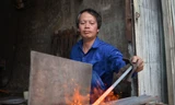 Thợ rèn nhọc nhằn mưu sinh trong cái nóng... 70 độ C