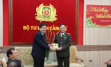 Vào tối 18/2, đoàn công tác Trung ương Đoàn, do Bí thư thứ nhất T.Ư Đoàn Nguyễn Đắc Vinh dẫn đầu, đến thăm, chúc Tết các cán bộ, chiến sĩ Bộ tư lệnh Cảnh vệ. 