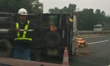 Lực lượng chức năng có mặt tại hiện trường ngay sau khi xảy ra vụ tai nạn điều tiết giao thông. Ảnh: Otofun.