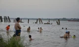 [ẢNH] Đổ xô ra sông Hồng 'trốn' nắng nóng 40 độ C
