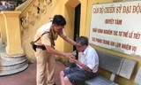 Các chiến sĩ CSGT mua nước và bánh giúp cụ ông hồi phục.
