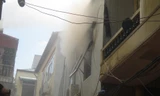 Khói bốc nghi ngút tại tầng 2 của ngôi nhà.