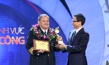 Phó Thủ tướng Chính phủ trao giải khoa học công nghệ cho Đại tá, kỹ sư Nguyễn Mạnh Lân, Phó TGĐ Công ty Ba Son, Tổng Cục Công nghiệp Quốc phòng.