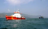 Tàu SAR 27-01 kéo tàu BĐ 97153-TS về cảng Nha Trang.