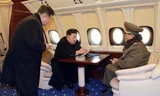 Ông Kim Jong-un (giữa) nói chuyện với chủ nhiệm tổng cục chính trị quân đội Triều Tiên Hwang Pyong So (phải) trong chuyến thị sát (Ảnh: AFP).