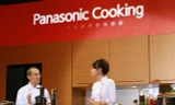 Minh Nhật - quán quân Master Chef Việt Nam năm 2014 (phải) biểu diễn với các thiết bị mới của Panasonic.