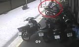 10 video ‘hot’: 3 thanh niên 'đóng kịch' trộm xe máy trước mặt bảo vệ