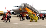 Những hành khách đầu tiên trên máy bay Airbus A320 của Jetstar Pacific từ sân bay Liên Khương (Đà Lạt) đáp xuống Phú Bài - Huế trưa 25/10. Ảnh: Ngọc Văn.