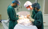 Thạc sỹ Đinh Văn Chiến phẫu thuật bệnh nhân ( ảnh Hoàng Yến).