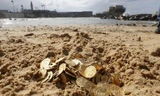 Số xu vàng cổ tìm thấy ngoài khơi Caesarea, phía Bắc Tel Aviv - Israel được trưng bày hôm 18/2. Ảnh: Reuters