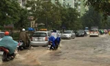 Đường phố Hà Nội lại thành sông sau mưa lớn kéo dài