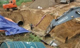 Hiện trường vụ vỡ đường ống nước sông Đà
