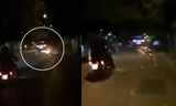 Chiếc xe ô tô kéo lê chiếc xe máy trên đường toé lửa. Ảnh cắt từ video/Facebook..