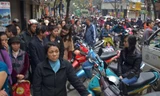 Hà Nội: Hết xếp hàng mua bánh chưng lại đến giò Tết