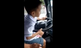 Hình ảnh bé trai lái chiếc xe ô tô. Ảnh cắt từ video.