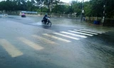 Mưa lớn khiến nhiều tuyến phố ở TP Tam Kỳ ngập, giao thông đi lại khó khăn.