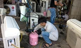 Điều hòa hỏng hóc ngày nắng nóng khiến cánh sửa chữa kiếm bộn tiền.