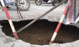 Cận cảnh 'hố tử thần' bất ngờ xuất hiện trên đường Đại Cồ Việt