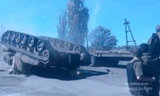 Pháo tự hành Ukraine 'chổng vó lên trời' sau cú ngã hi hữu