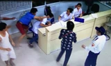 10 video ‘hot’: Bệnh nhân cấp cứu nhảy khỏi cáng đấm bác sĩ