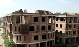 Nhiều khu biệt thự bỏ hoang tại Hà Nội, trong khi nguồn thu bị hụt. Ảnh: Hồng Vĩnh