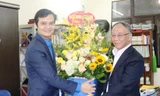 Bí thư T.Ư Đoàn Bùi Quang Huy tặng hoa chúc mừng GS Hoàng Chí Bảo nhân ngày 20/11