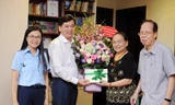 Bí thư T.Ư Đoàn Nguyễn Long Hải tặng hoa chúc mừng ngày 20/11 PGS.TSKH Nguyễn Tuyết Minh
