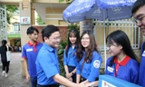 Bí thư thường trực T.Ư Đoàn Nguyễn Anh Tuấn thăm hỏi, động viên các tình nguyện viên tiếp sức mùa thi THPT Quốc gia, tại điểm thi trường THCS Tô Hoàng.