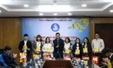 Anh Bùi Quang Bùi, Bí thư T.Ư Đoàn, Chủ tịch Hội Sinh viên Việt Nam tặng quà cho các cán bộ Hội Sinh viên có hoàn cảnh khó khăn đón Tết Nguyên Đán.