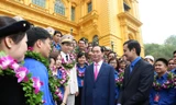 Chú tịch nước Trần Đại Quang trò chuyện với các cán bộ đoàn xuất sắc nhận giải thưởng Lý Tự Trọng 2018