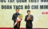 Bí thư thứ nhất T,Ư Đoàn Lê Quốc Phong nhận hoa chúc mừng thành công ĐH Đoàn toàn quốc lần thứ XI từ Đảng ủy Tập đoàn VNPT trao tặng.
