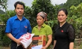 Anh Ngô Văn Cương, Trưởng Ban Thanh niên nông thôn Trung ương Đoàn trực tiếp trao những món quà cho người dân vùng lũ Vị Xuyên, Hà Giang