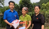 Anh Ngô Văn Cương, Trưởng Ban Thanh niên nông thôn Trung ương Đoàn trực tiếp trao những món quà cho người dân vùng lũ Vị Xuyên, Hà Giang