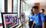 Những bức ảnh tham gia cuộc thi "khoảnh khắc tình nguyện" thu hút sự chú ý của các bạn trẻ. Ảnh: Bảo Anh