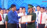 Anh Lê Quốc Phong, Ủy viên dự khuyết BCH T.Ư Đảng, Bí thư thứ nhất T.Ư Đoàn, Chủ tịch T.Ư Hội LHTN Việt Nam trao Bằng khen cho Bí thư Chi đoàn tiêu biểu. Ảnh: Bảo Anh